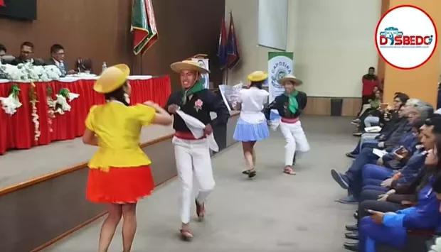 El Ballet Folclórico de la UPEA brilla en la firma de convenios.