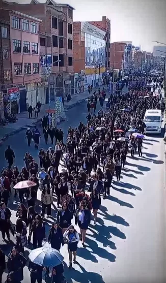 A 26 años de la histórica toma de predios, la UPEA volvió a latir en las calles con un desfile lleno de fuerza y unidad